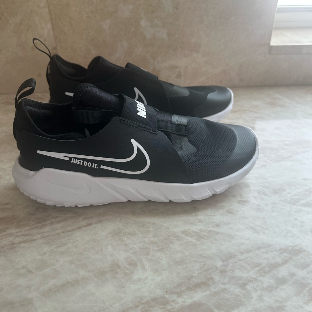 Nike Kids' Black and White Slip-On Sneakers - 'Just Do It' 5.5 boys brand new